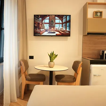 Nea Deluxe * 티라나